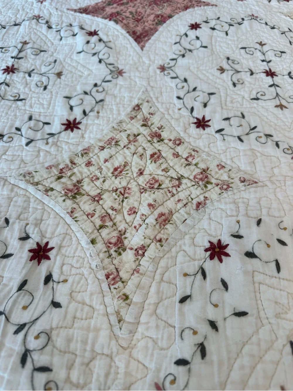 JC Penney 100% Cotton White/Dusty Rose Cal King+ Quilt Two Shams Floral Cottage